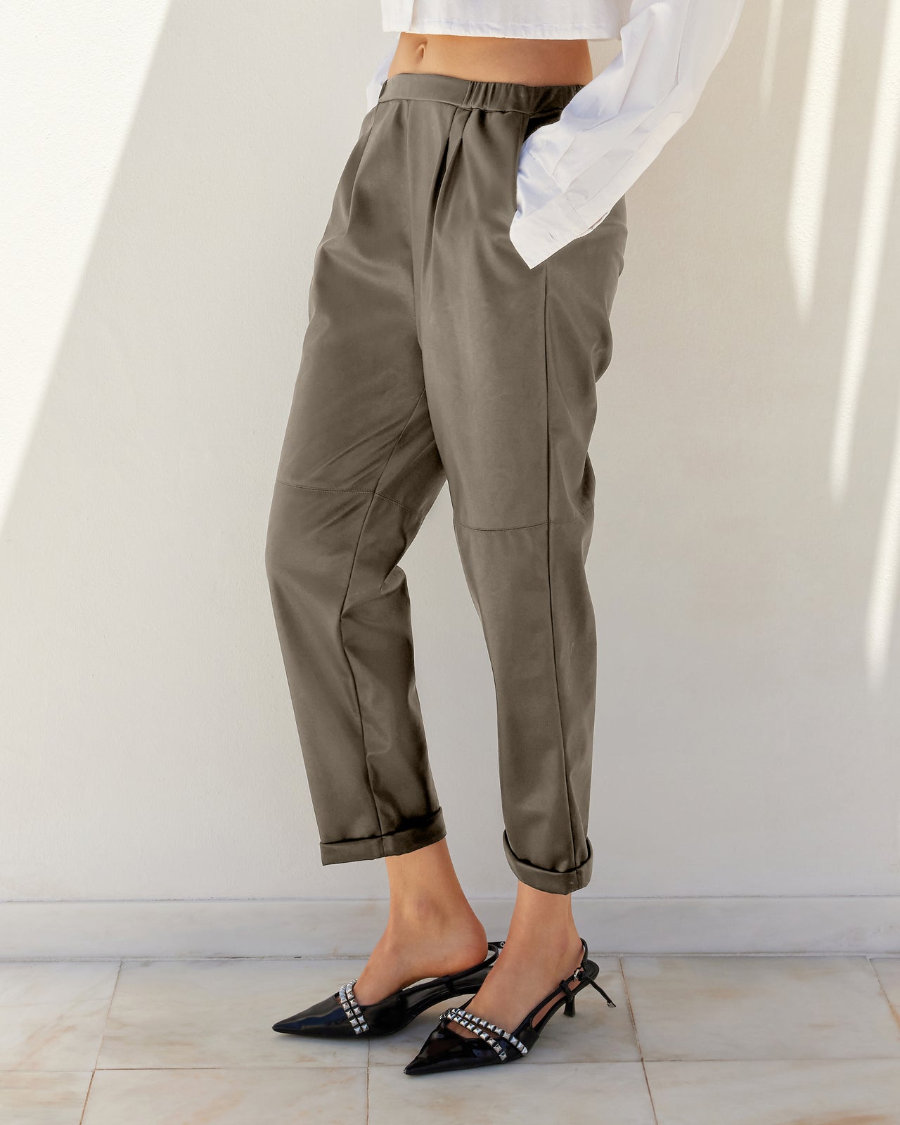 Pantalon droit en simili cuir – chocolat - Pantalons & combinaisons Mes Demoiselles - Image 2