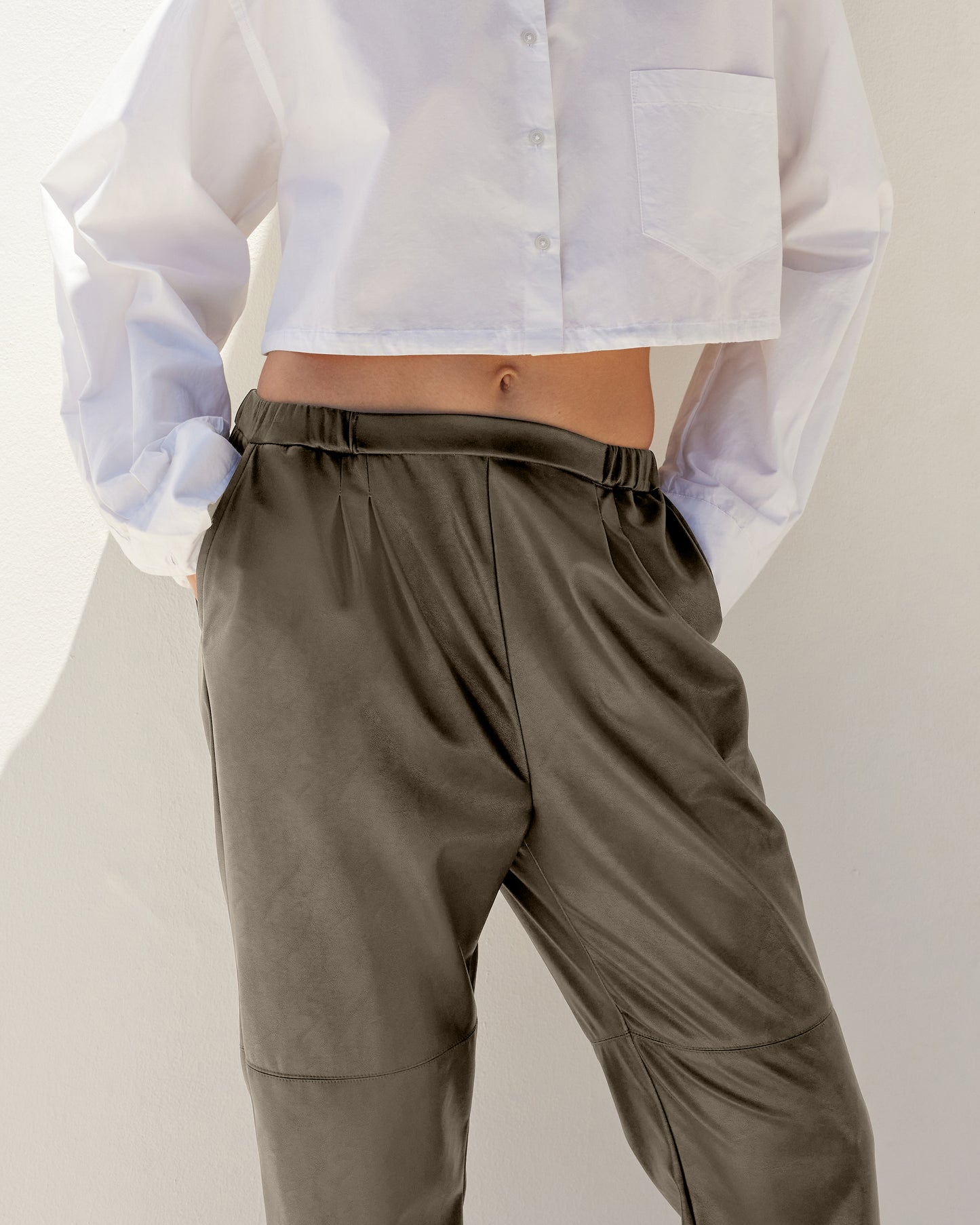Pantalon Roxy - Taupe : Pantalon droit en simili cuir – chocolat Mes Demoiselles