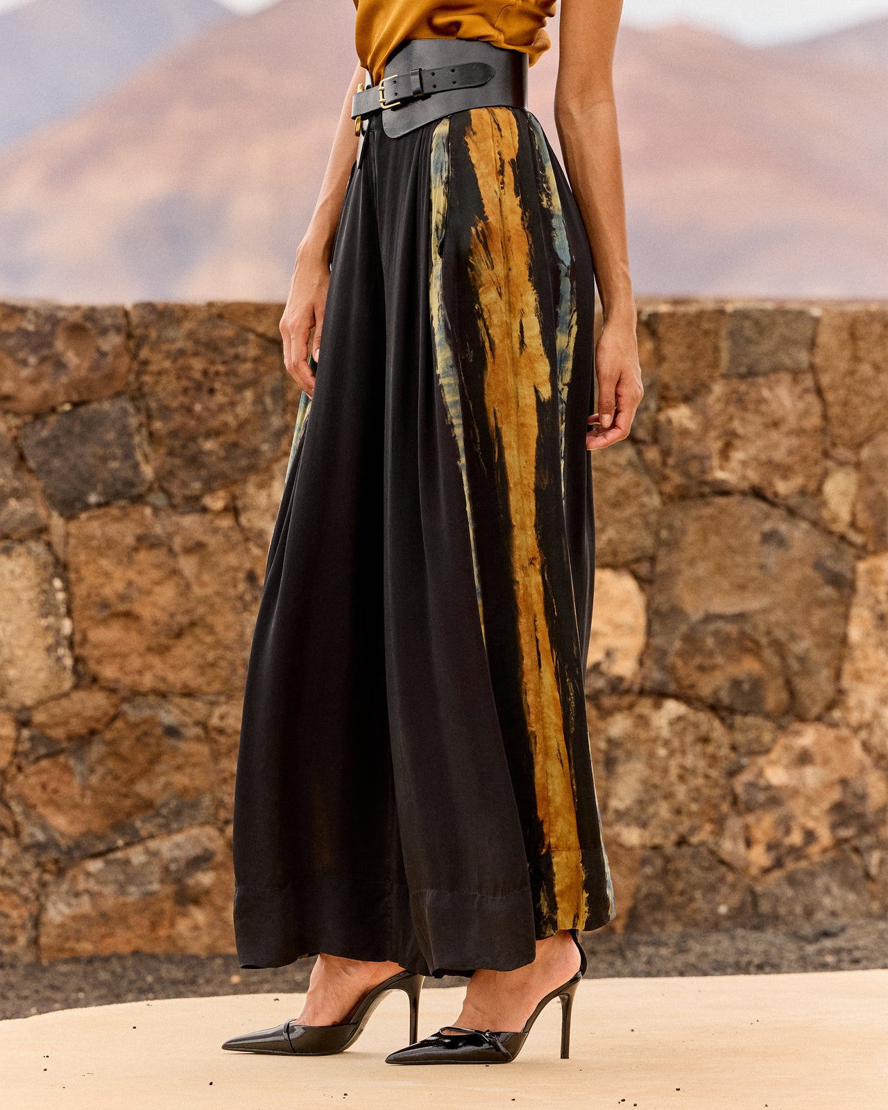 Pantalon large en viscose satinée tie & dye – Bleu, noir et ocre - Pantalons & combinaisons Mes Demoiselles - Image 1