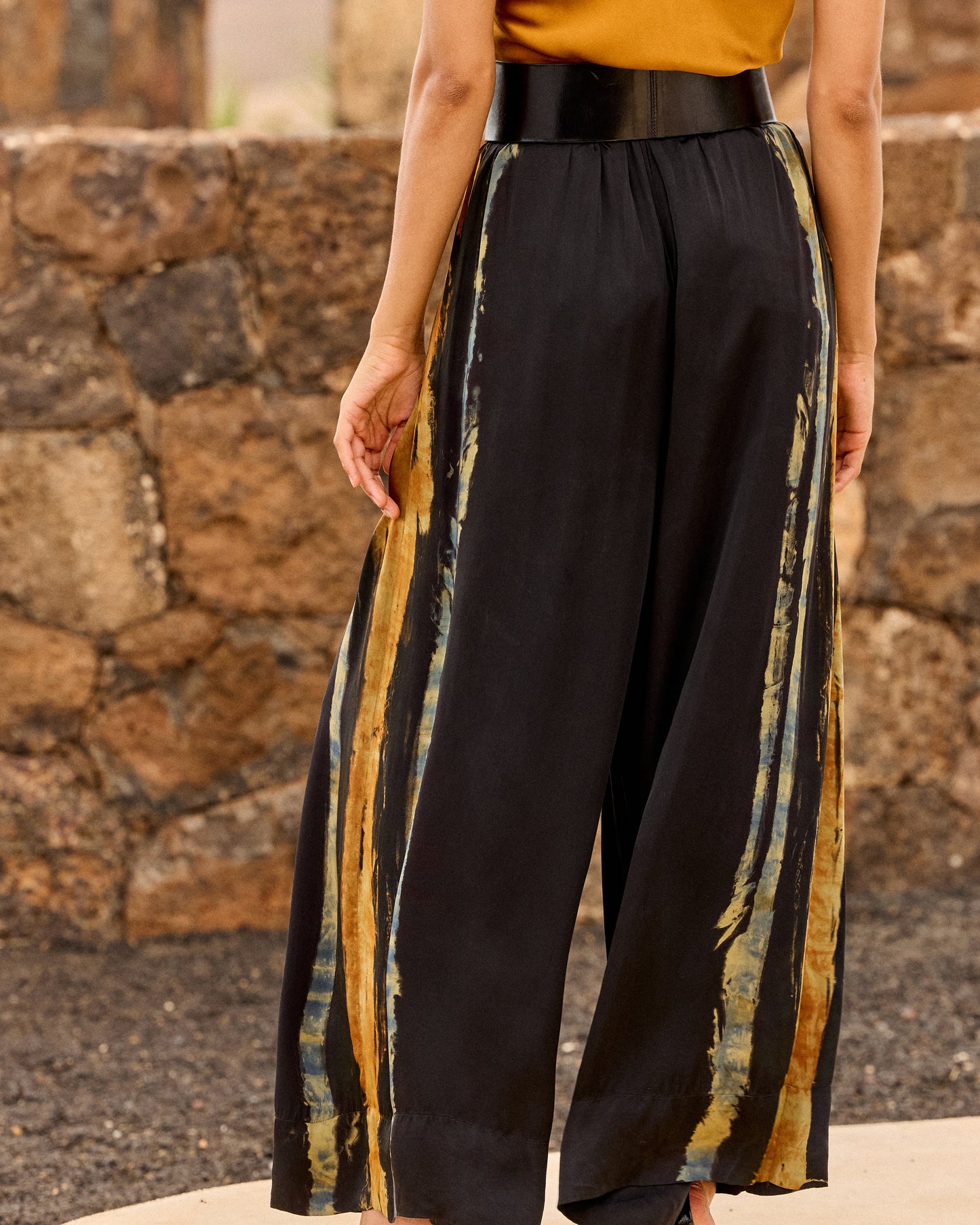 Pantalon Llorllora - Ocre : Pantalon large en viscose satinée tie & dye – Bleu, noir et ocre Mes Demoiselles
