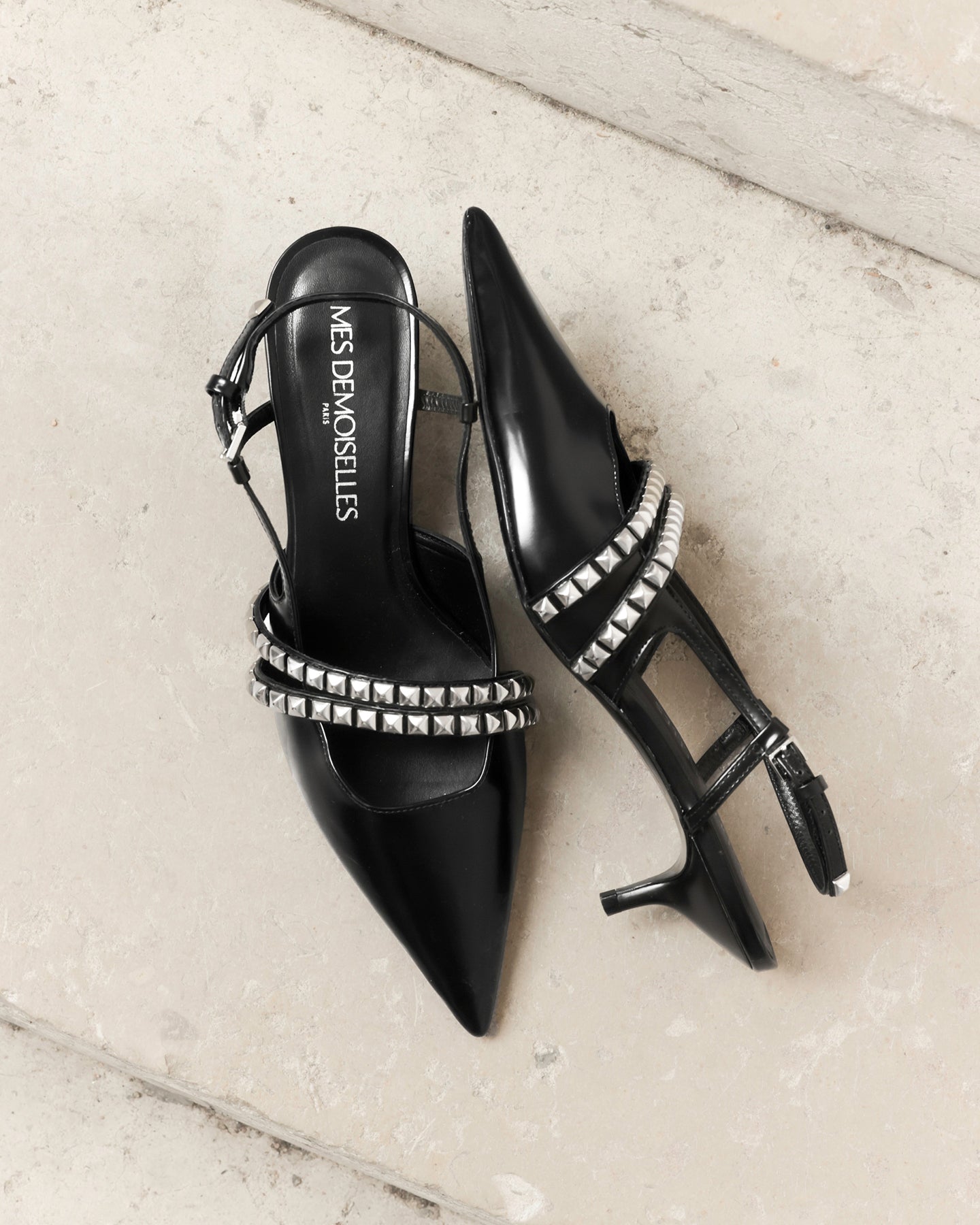 Escarpins en cuir noir avec brides argentées - Chaussures Mes Demoiselles